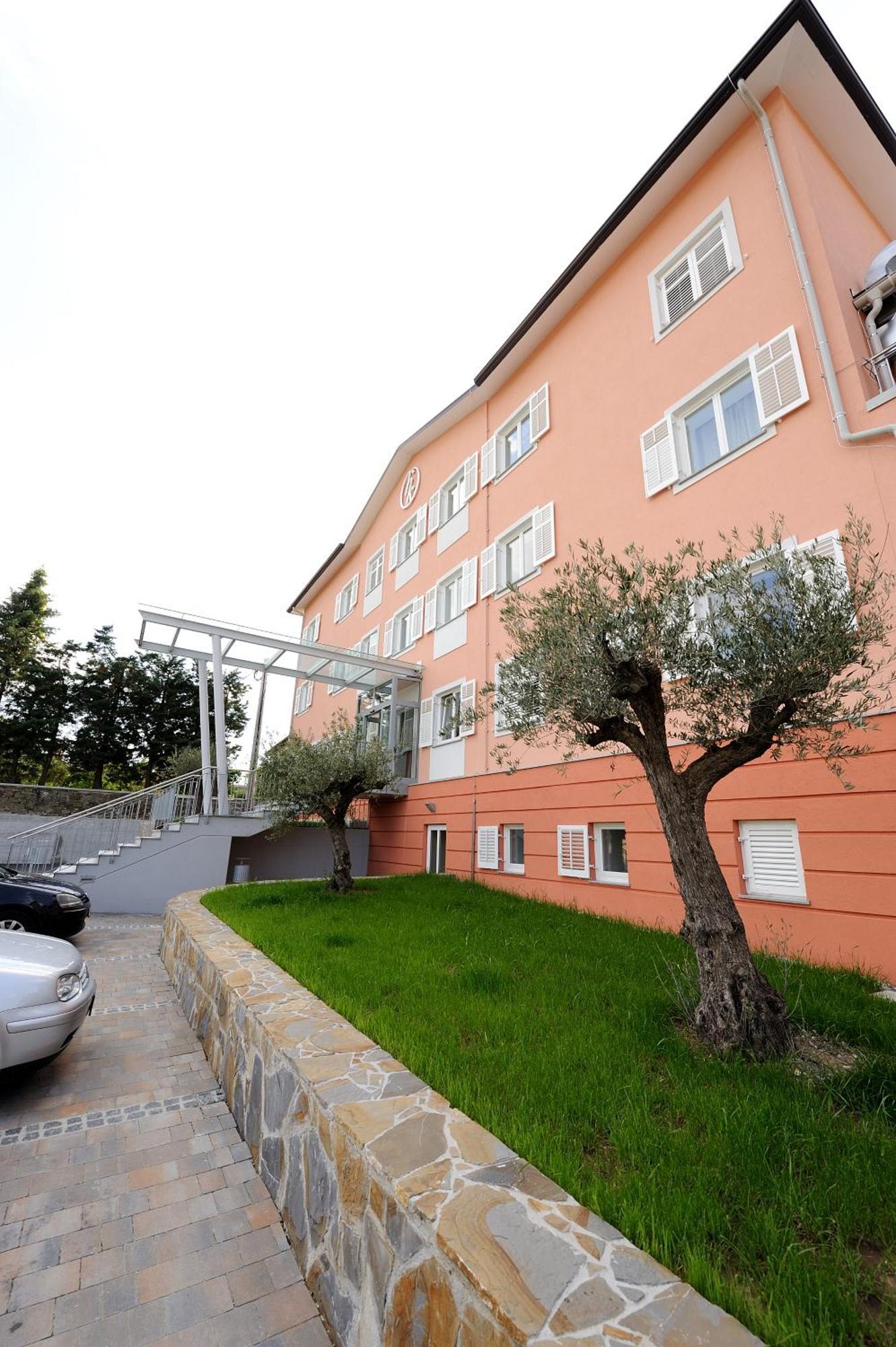 Hotel Kozana Dobrovo Zewnętrze zdjęcie